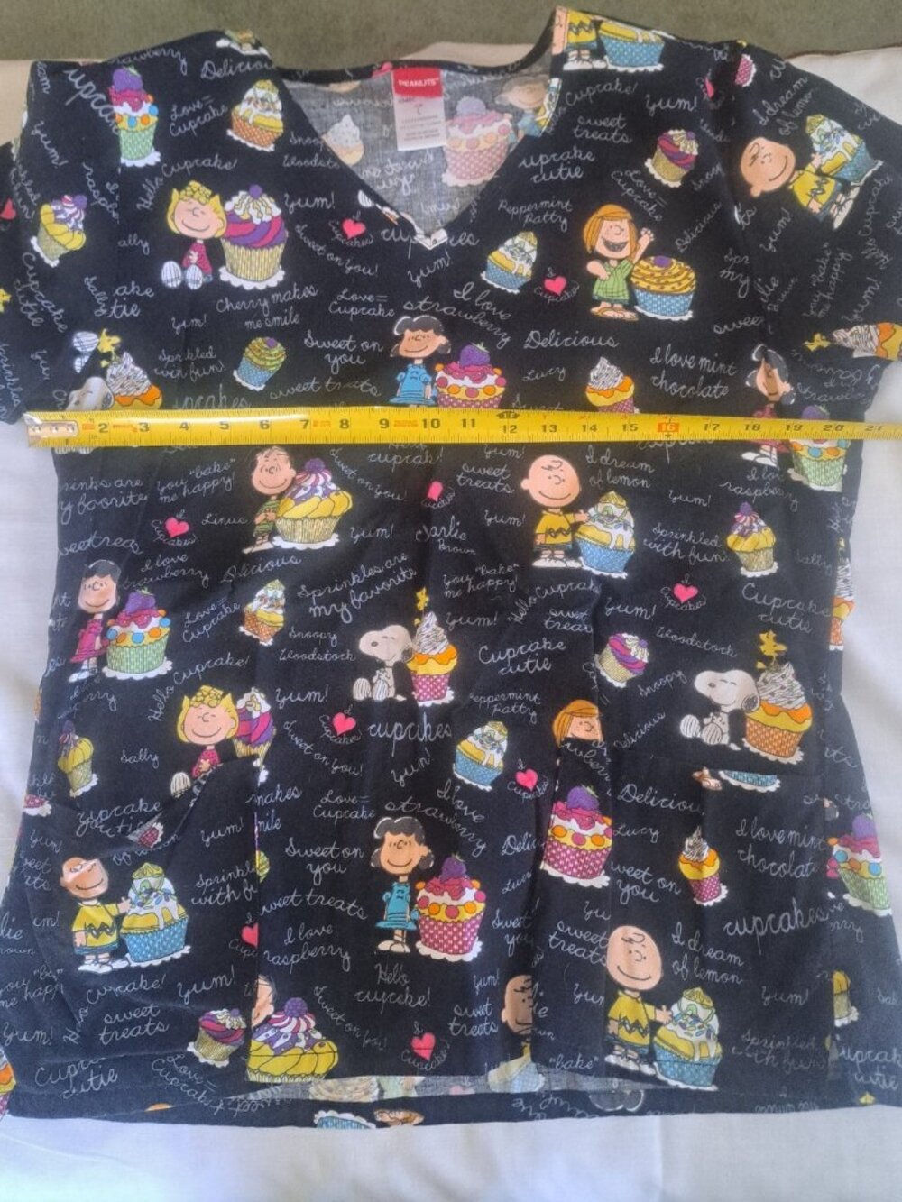 Peanuts Charlie Brown Gang Scrub Top Black Cupcakes Treats Large L Women's - Picture 4 of 5